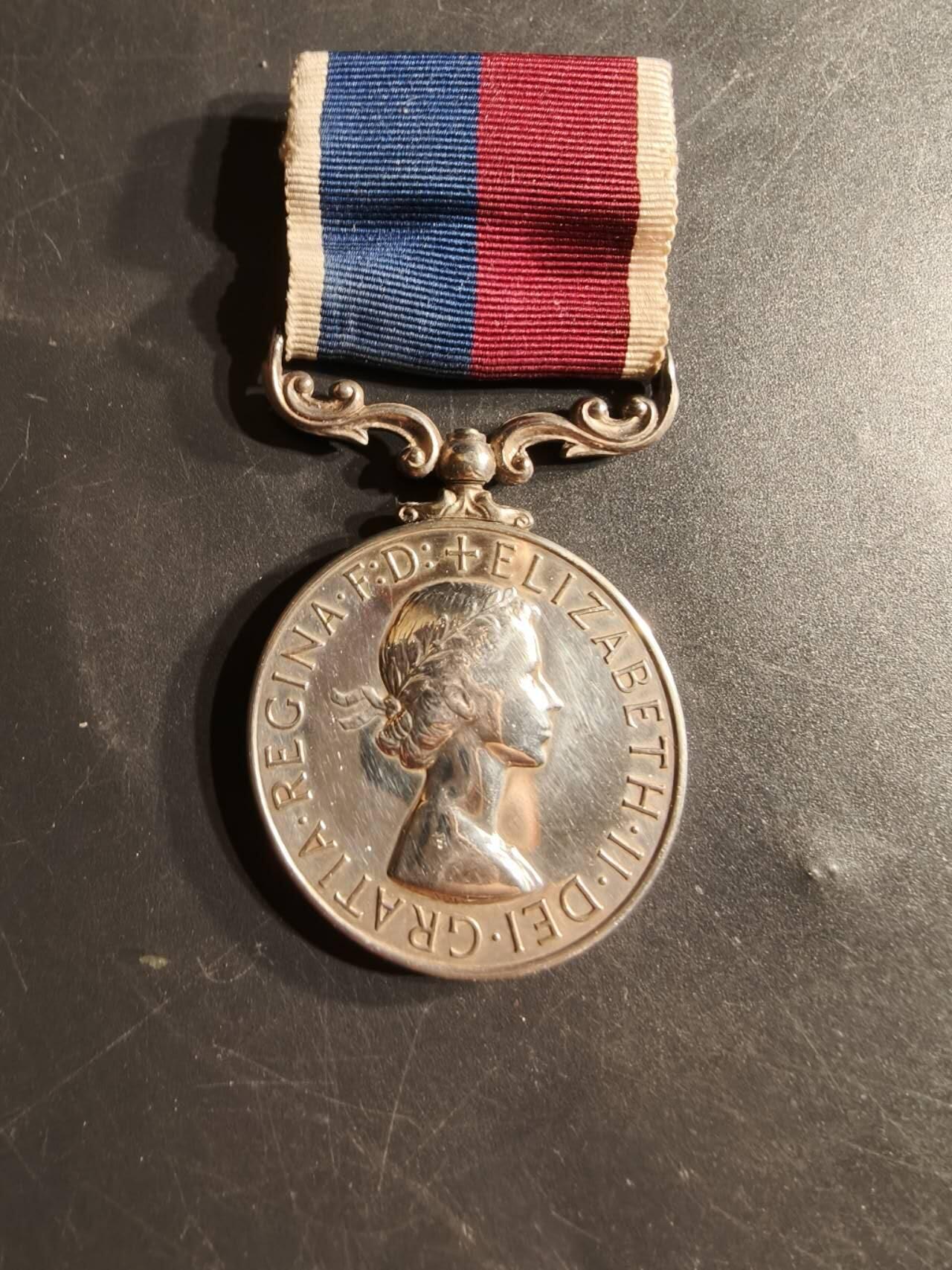 老王徽章第165期 英国皇家空军长期服役奖章     女王版本    925银    带边铭     43.6g