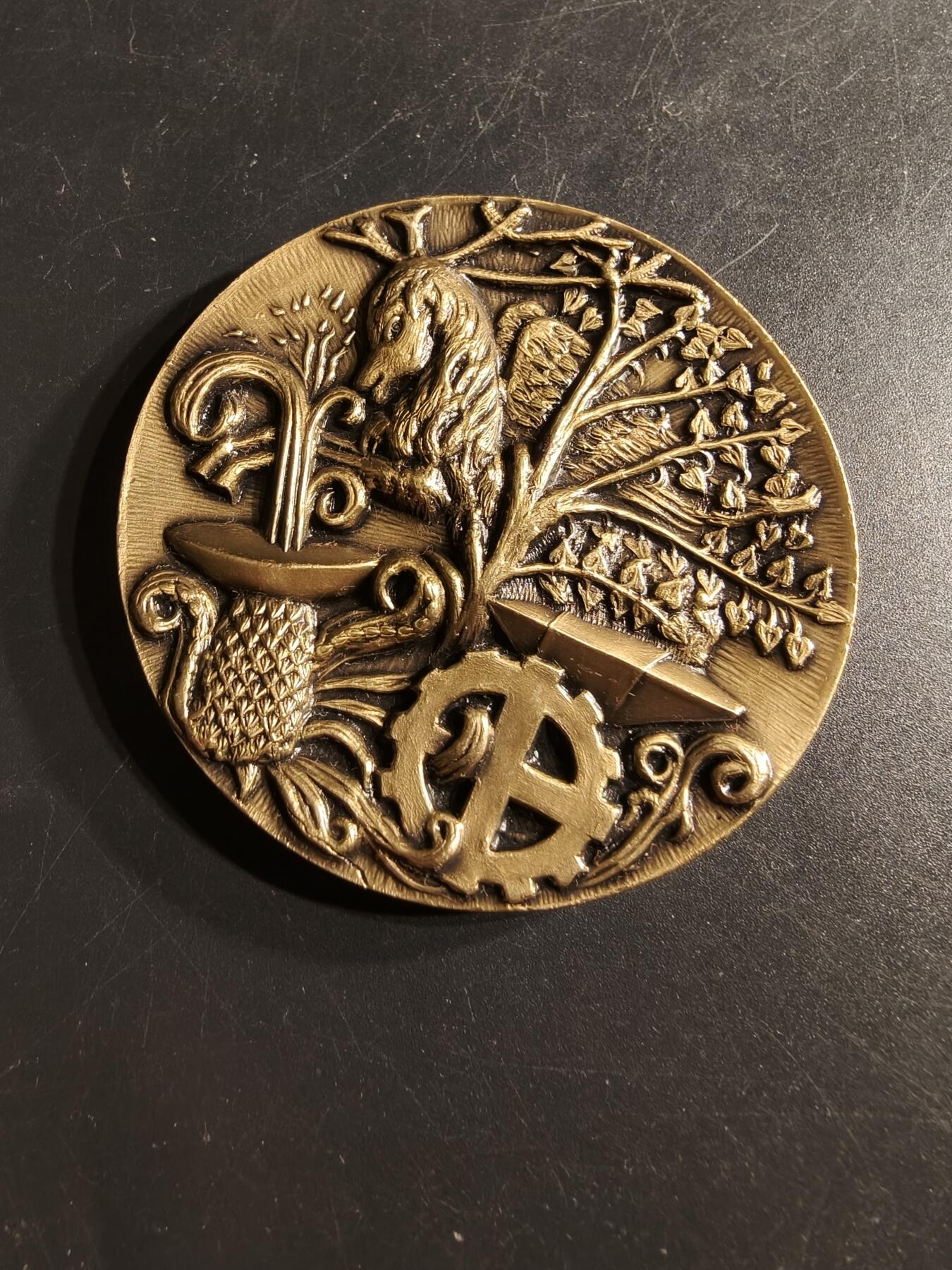 老王徽章第165期  法国阿列市议会大铜章     原盒     高浮雕   装饰风格   直径66mm.   重量107.8g