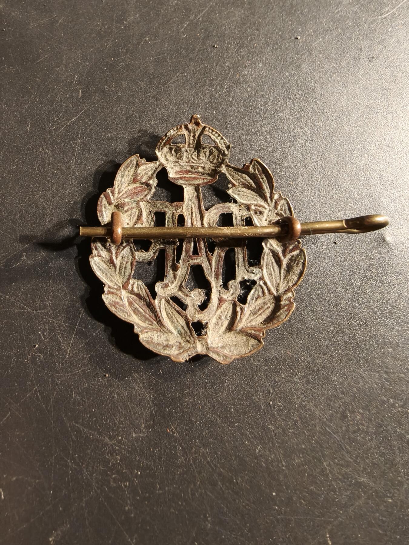 老王徽章第165期 英国皇家空军帽徽    二战时期     带插销