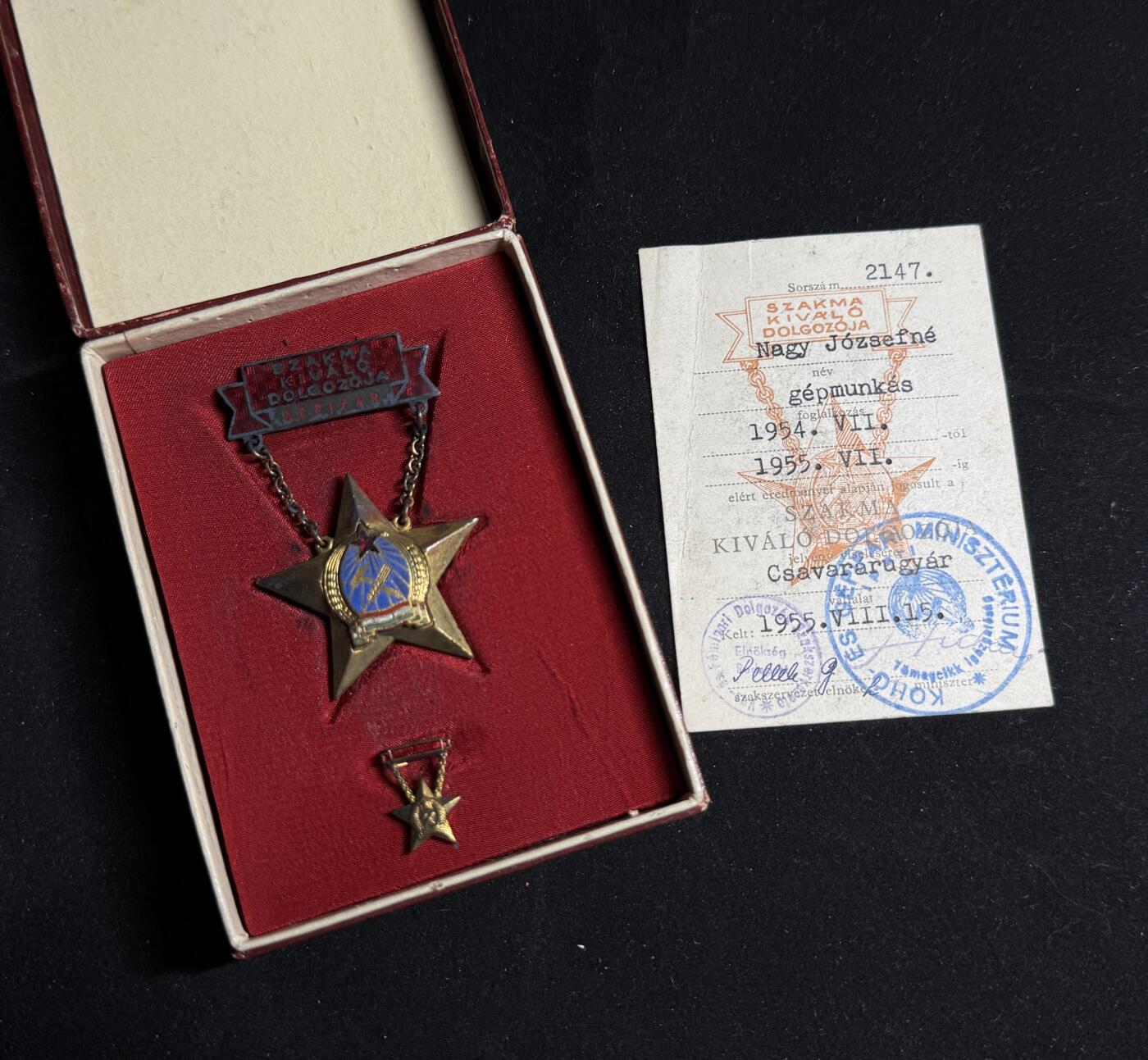 戎马世界章牌大赏第108期 匈牙利行业模范工人奖章刻号带证书，该奖章并非普通的优秀劳动者奖章，银质镀金由重工业部颁发。得主为纳吉·约瑟夫夫人，在螺丝工厂担任机器工，国内极其罕见