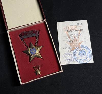 戎马世界章牌大赏第108期 - 匈牙利行业模范工人奖章刻号带证书，该奖章并非普通的优秀劳动者奖章，银质镀金由重工业部颁发。得主为纳吉·约瑟夫夫人，在螺丝工厂担任机器工，国内极其罕见