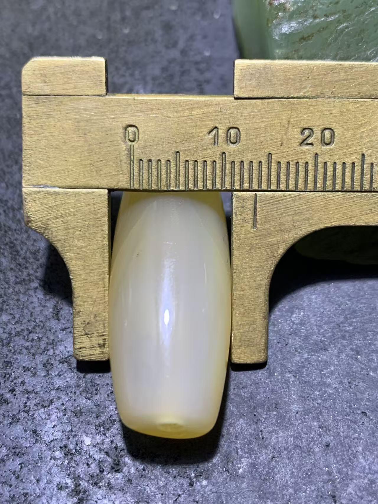 精美高玉化缠丝玛瑙随形桶珠一颗，