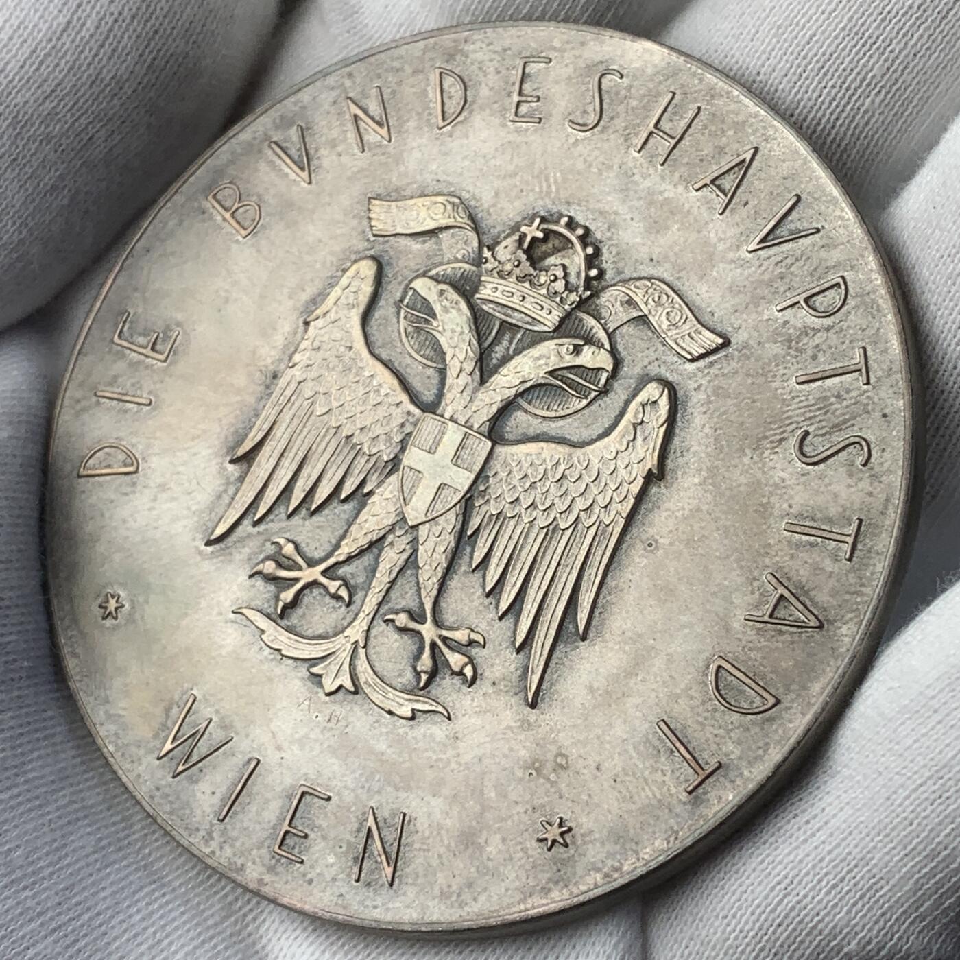 掌中浮雕-藏着的欧洲第043场 1910-1935年奥地利维也纳市政府服务25周年纪念银章，65mm，90g