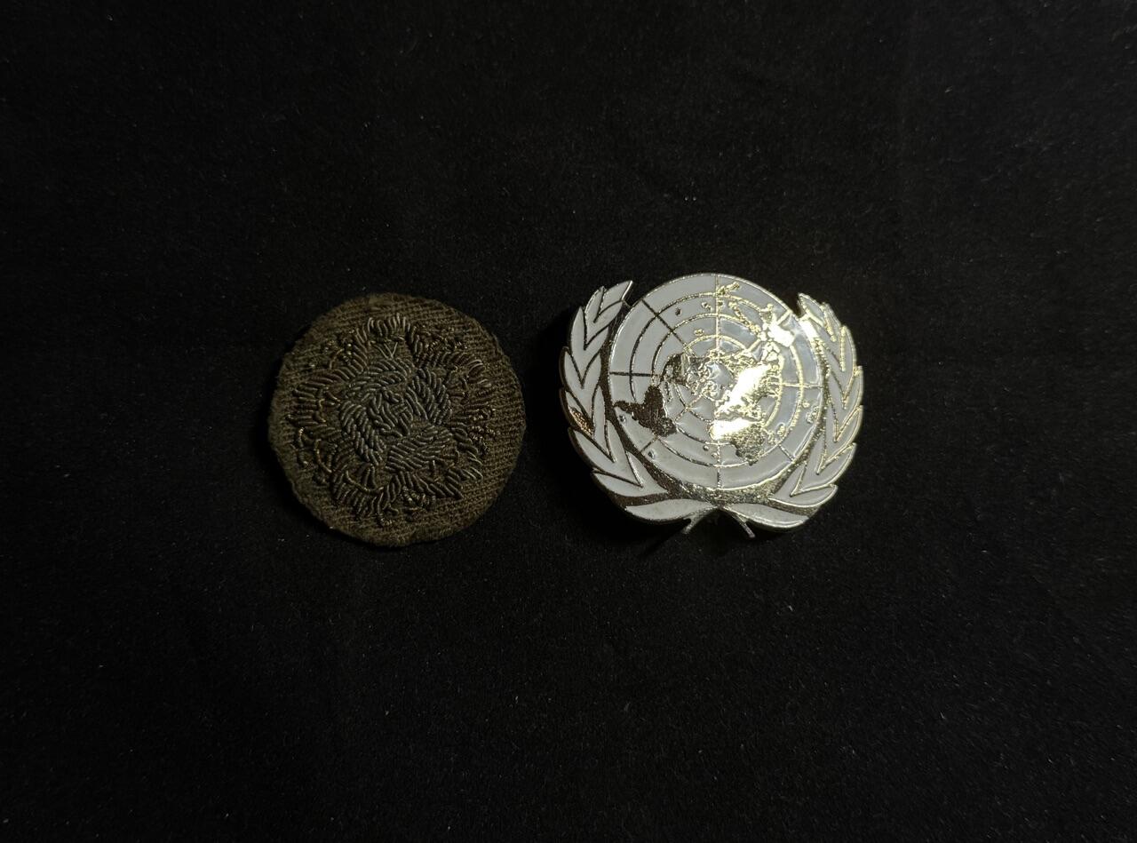 戎马世界章牌大赏第108期 日本战时警防团帽徽与联合国帽徽（存疑）一组