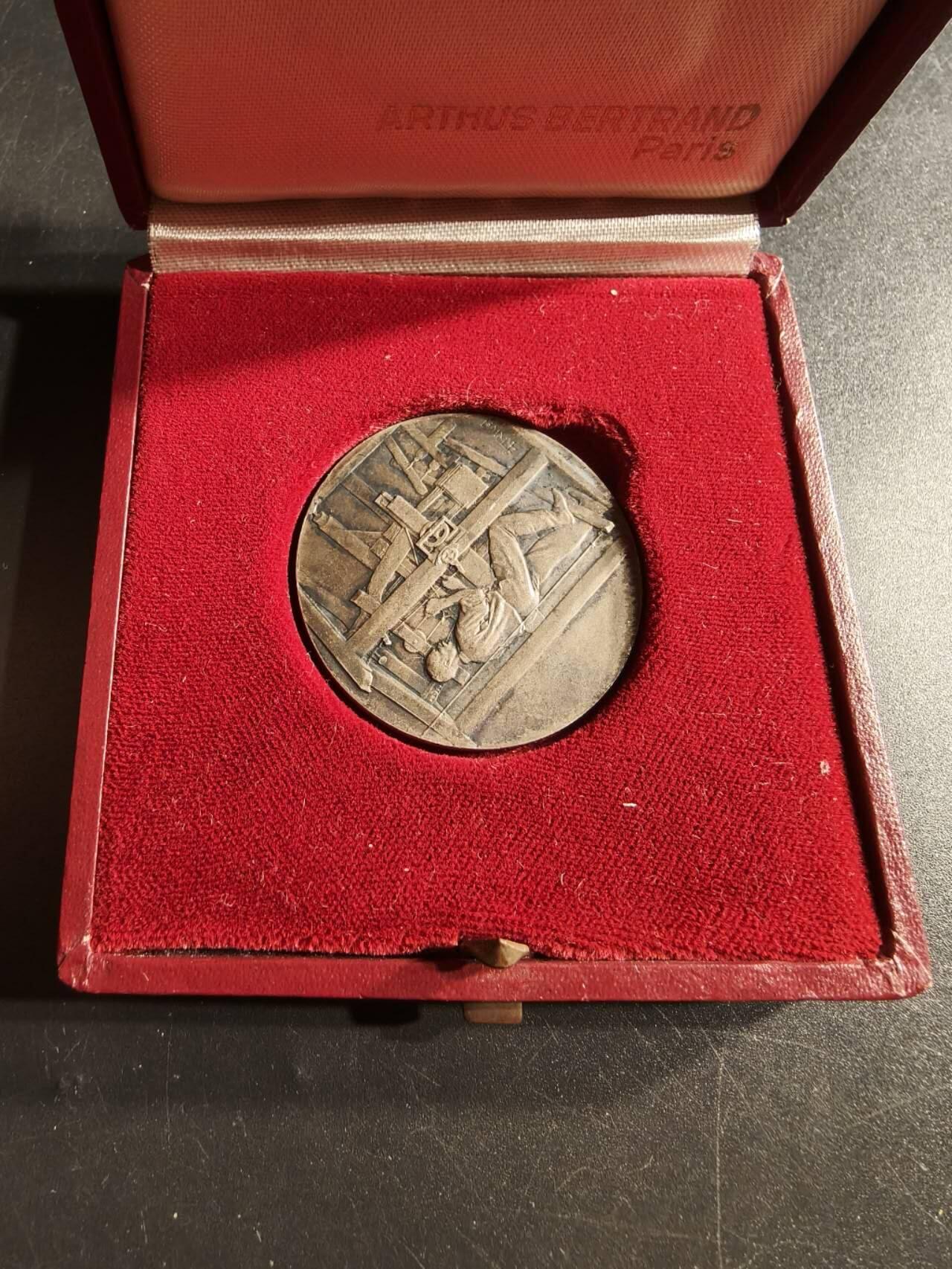 老王徽章第165期 法国棉纺织工业协会大银章    原盒     950银     直径36mm.    重量21.3g