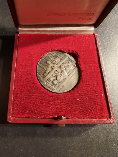 老王徽章第165期 - 法国棉纺织工业协会大银章    原盒     950银     直径36mm.    重量21.3g