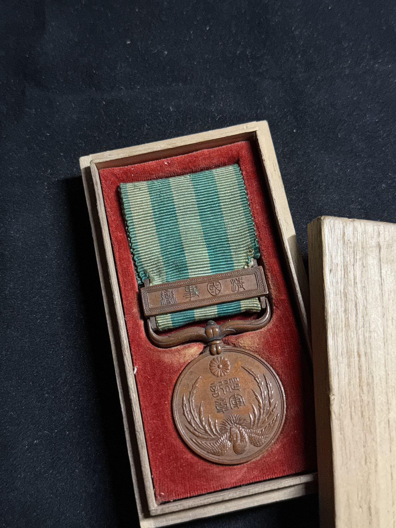 戎马世界章牌大赏第108期 勿忘国耻！明治三十三年从军记章（庚子事变），上挂有老化破损