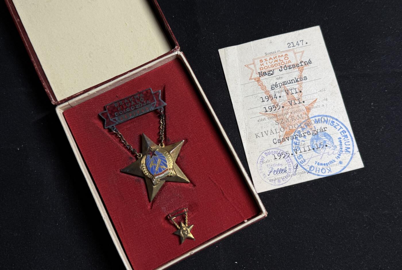 戎马世界章牌大赏第108期 匈牙利行业模范工人奖章刻号带证书，该奖章并非普通的优秀劳动者奖章，银质镀金由重工业部颁发。得主为纳吉·约瑟夫夫人，在螺丝工厂担任机器工，国内极其罕见