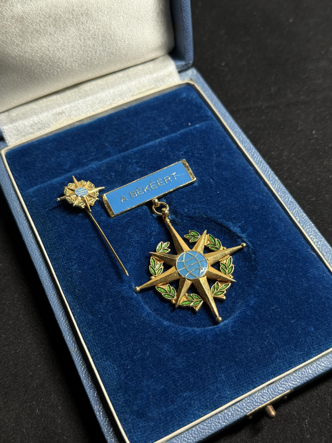 戎马世界章牌大赏第108期 匈牙利和平功绩奖章，授予参与维和行动的匈牙利军人