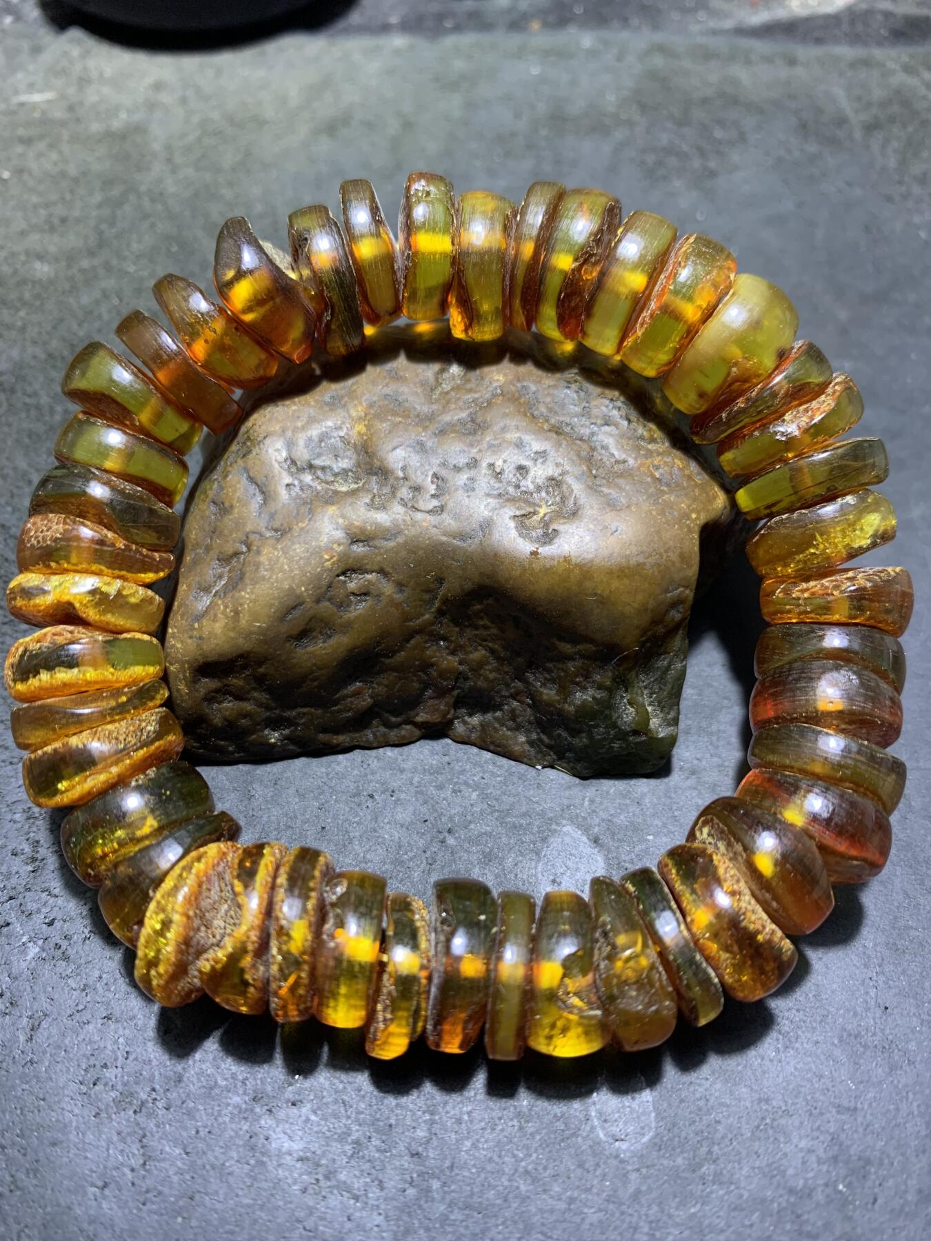 天然原矿俄料蜜蜡原皮随形手串1条！