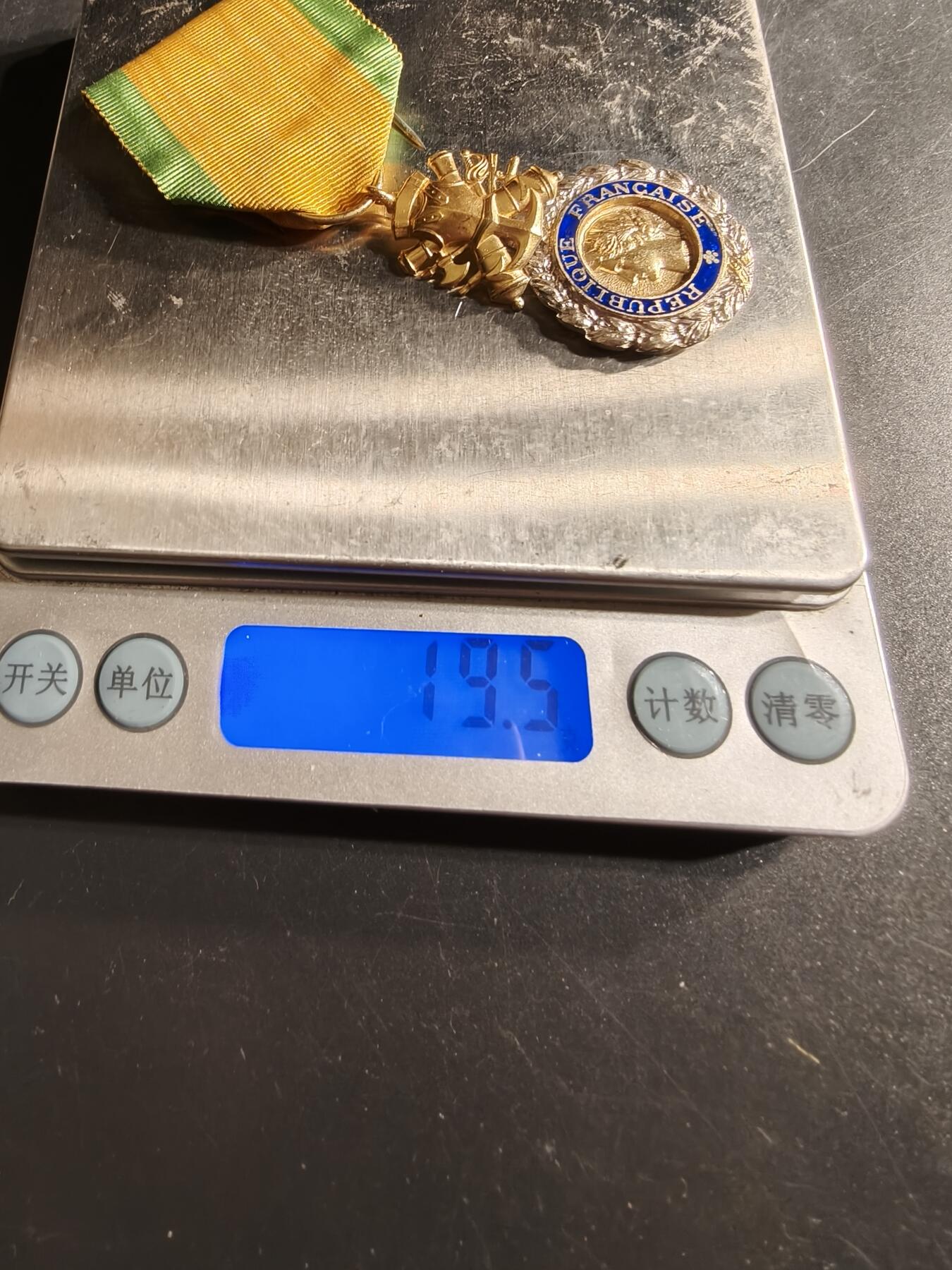 老王徽章第165期  法国军事奖章    五共早期贵金属版本    950银镀金珐琅     19.5