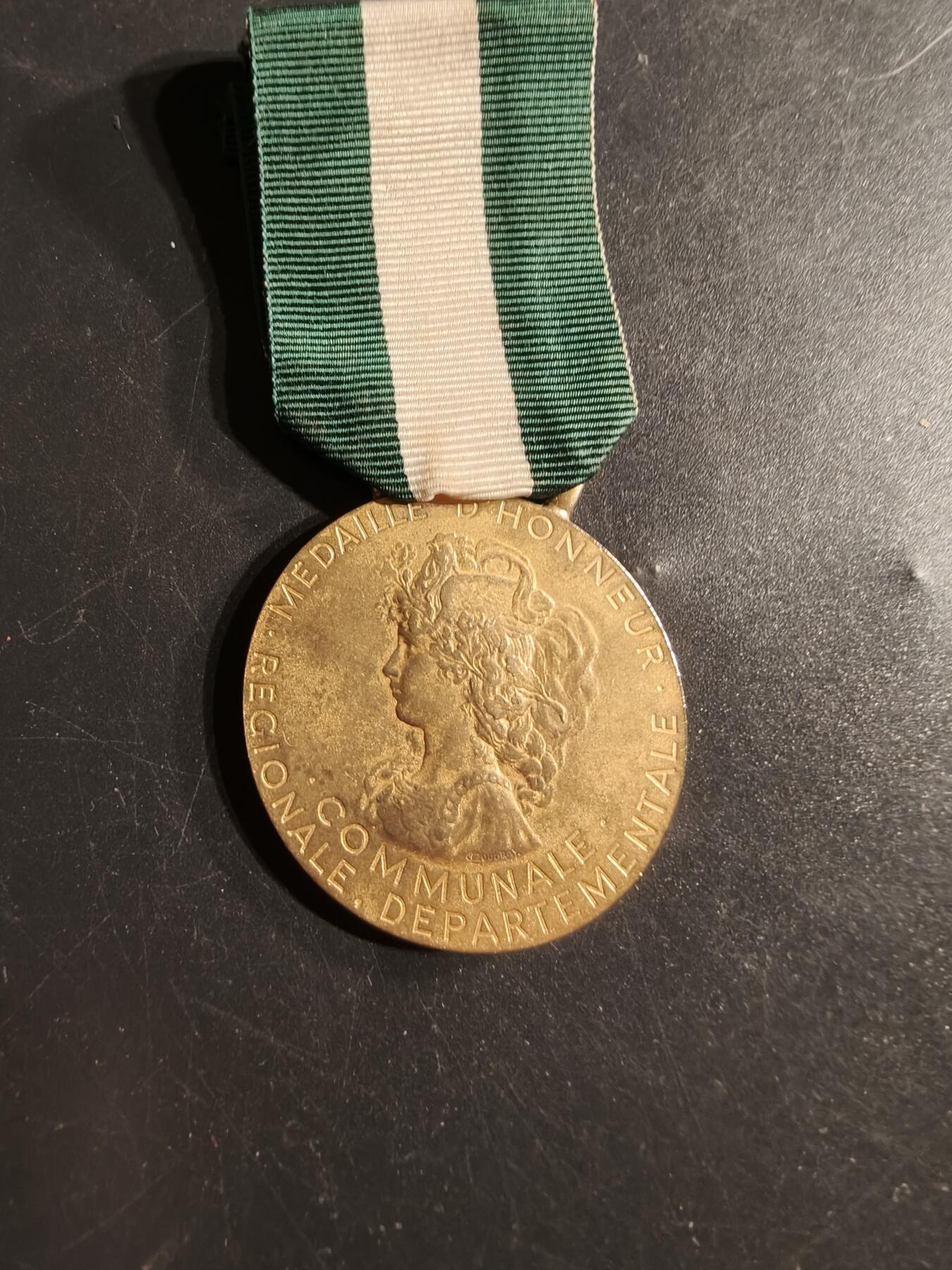 老王徽章第165期  法国金级地方嘉奖奖章    800银镀金    21.5g     1991年实发