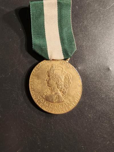 老王徽章第165期 -  法国金级地方嘉奖奖章    800银镀金    21.5g     1991年实发