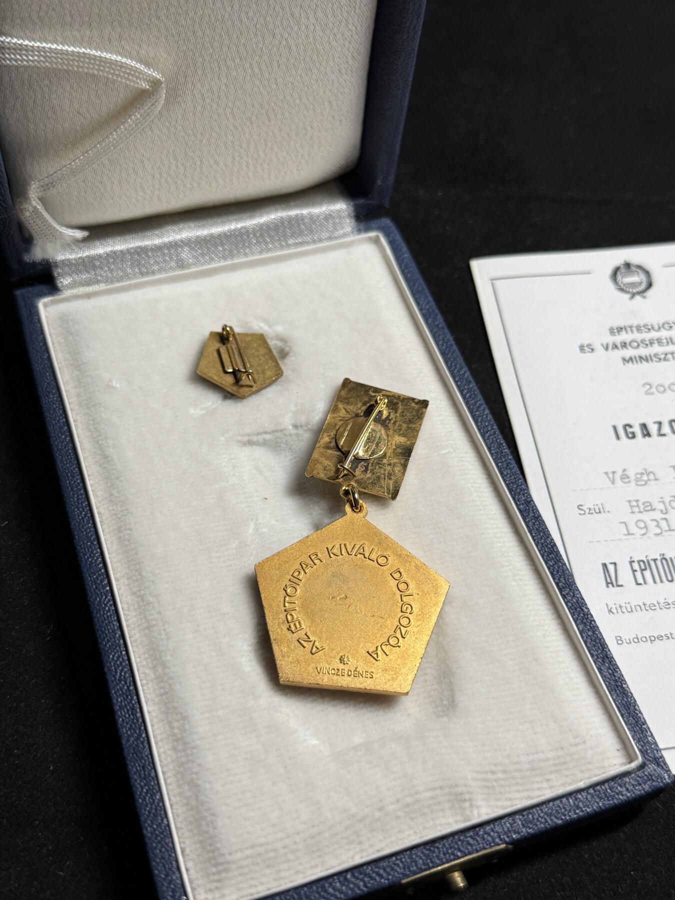 戎马世界章牌大赏第108期 匈牙利优秀建筑师奖章带佩戴许可证