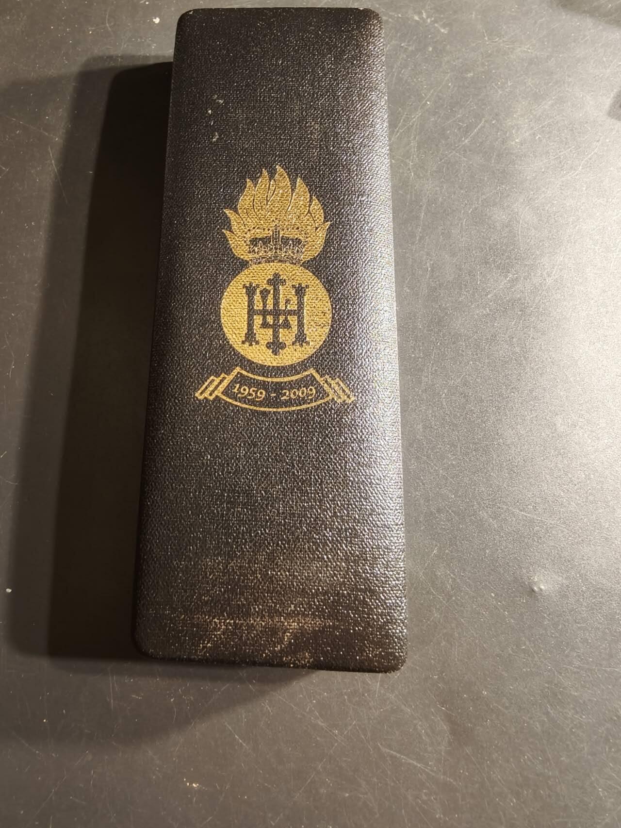 老王徽章第165期 英国皇家高地燧发枪团50周年纪念章     原盒带边铭