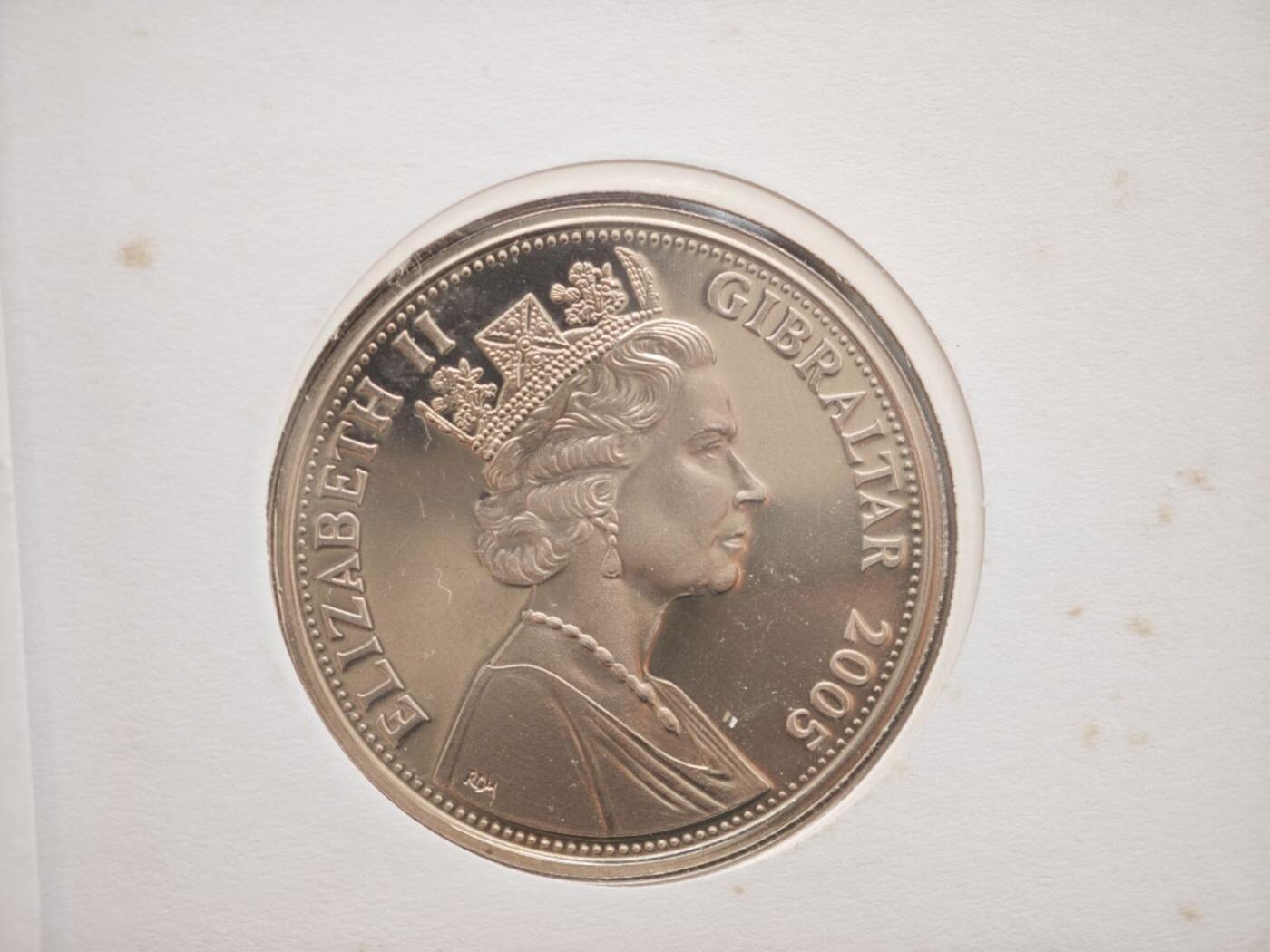 【淘币小摊】限时拍第八百零七拍  克朗币邮币封场  满百包邮可预留两周  周一统一发货    直布罗陀2005年女王80周岁克朗纪念币邮币封