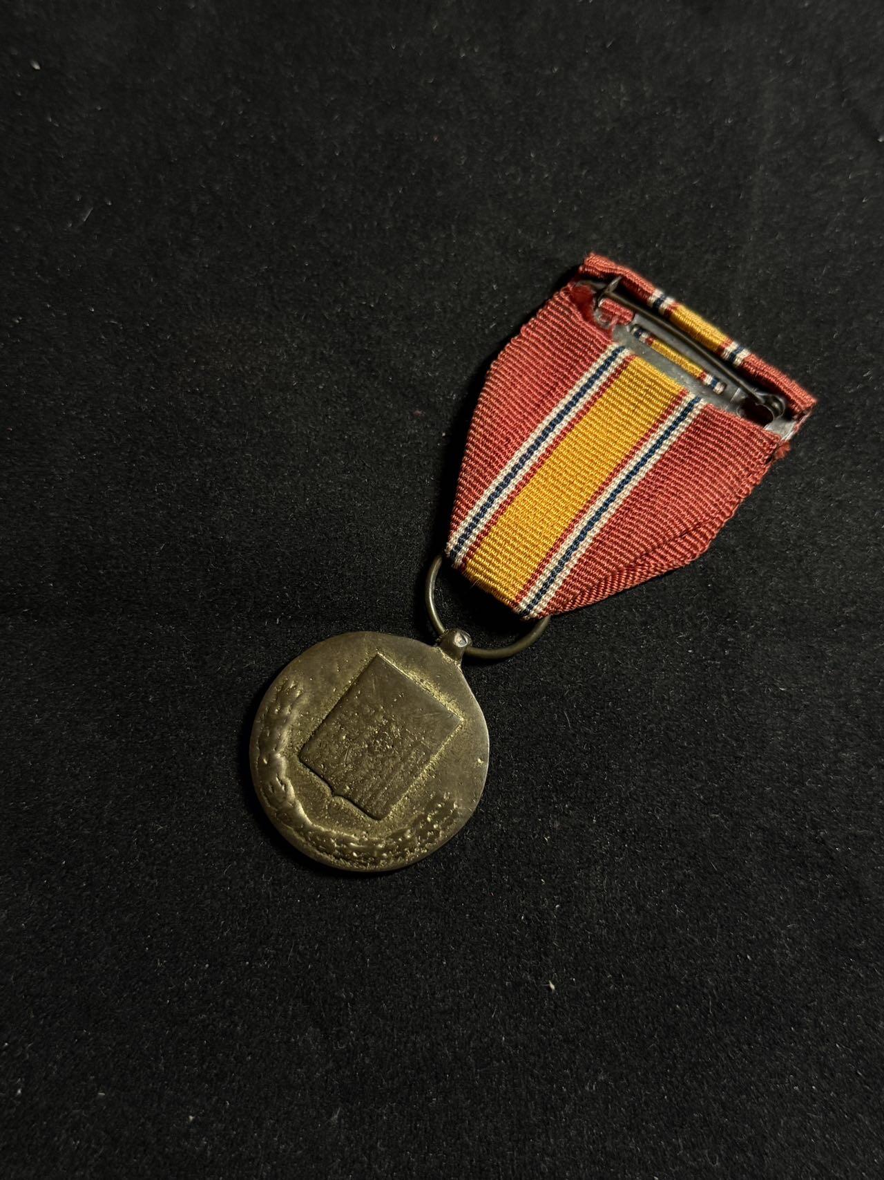 戎马世界章牌大赏第108期 美国国防服役勋章 少见南越制造版本，授予越南战争时期在美军中服役的南越人