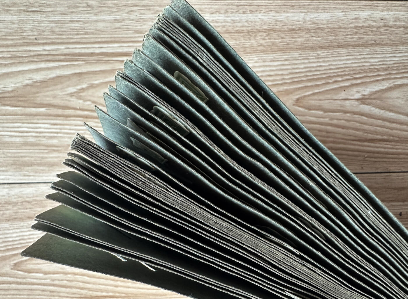 【俄甄集藏】2025年(045)12-03 星期三 晚 19:30 全场包邮 日本1931-1932年步兵联队大连出动纪念相册，历史罪证，有脱落，开裂，照片老化有部分残损，脱色，边角断裂，整本相册包含照片约49张