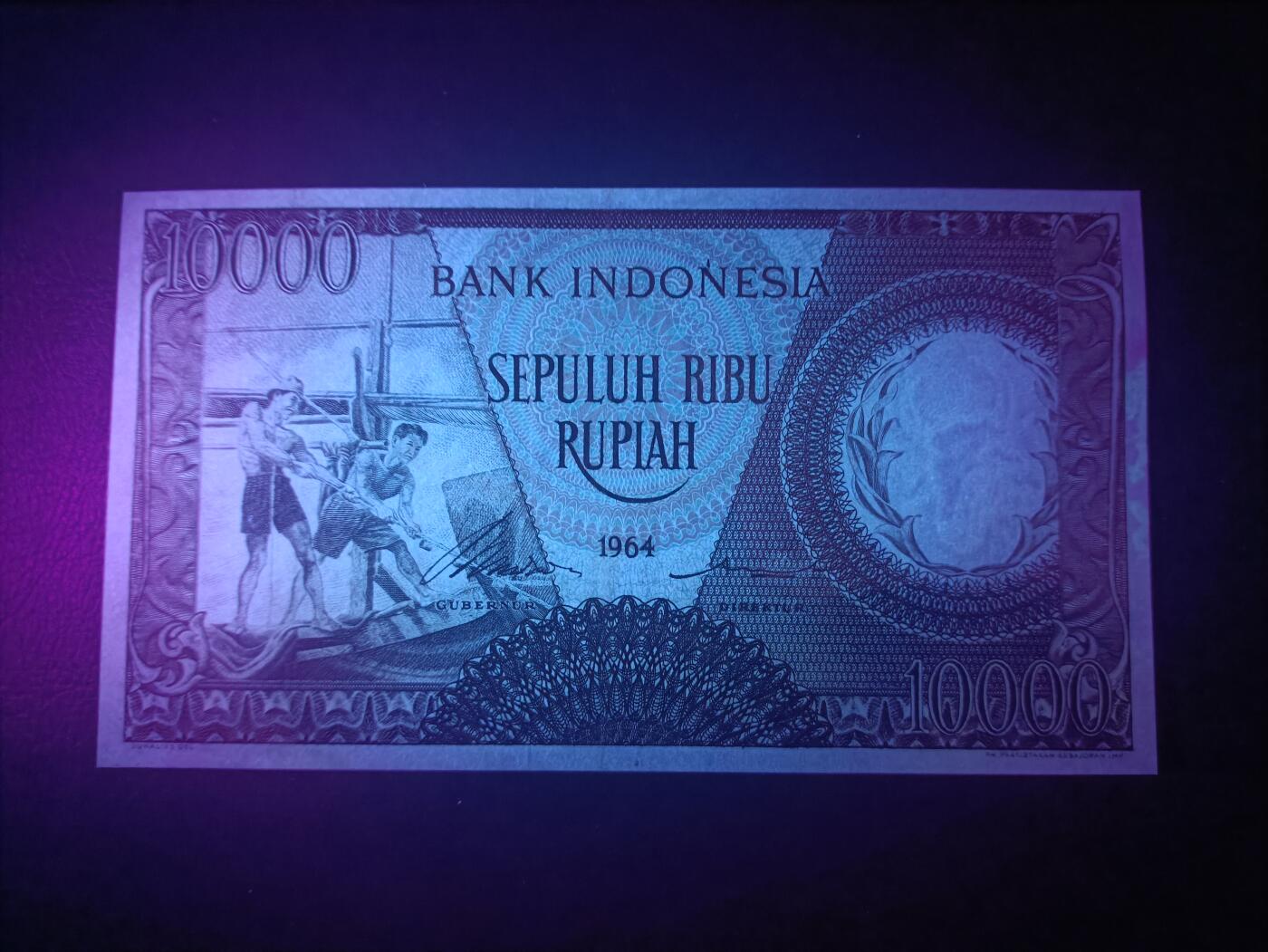 2025十一月第六期，总第204期 印度尼西亚1964红版10000卢比UNC-无47，传统捕鱼，少见早期红色版本