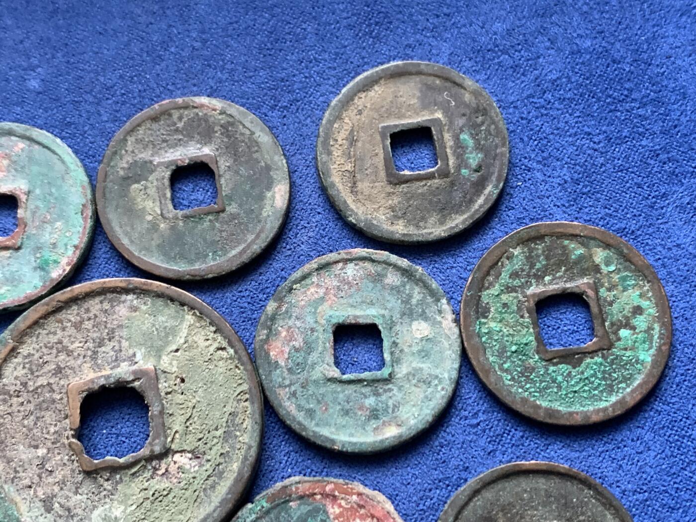 《竞宝斋》第441场 周日，周一，2场连拍 （全场包邮） 钱币一组 大观通宝＋崇宁通宝，个别有沙眼 细节见图