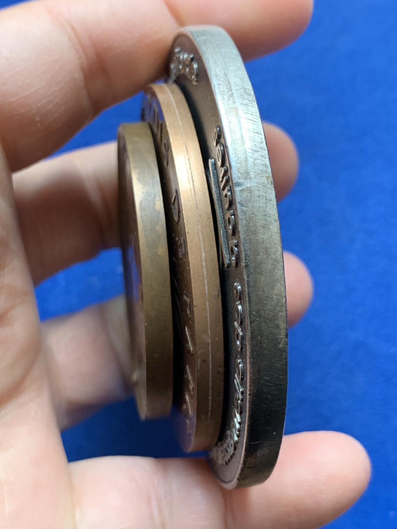 《竞宝斋》第441场 周日，周一，2场连拍 （全场包邮） 三枚一组 外国铜章 总重约262.7克 49.5-69.8mm