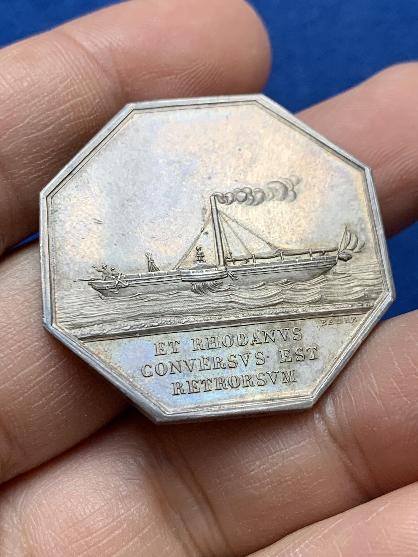 《竞宝斋》第441场 周日，周一，2场连拍 （全场包邮） 1830年法国罗纳蒸汽船公司八角银质代币，34.6MM，18.7克，早期手指边铭，状态不错