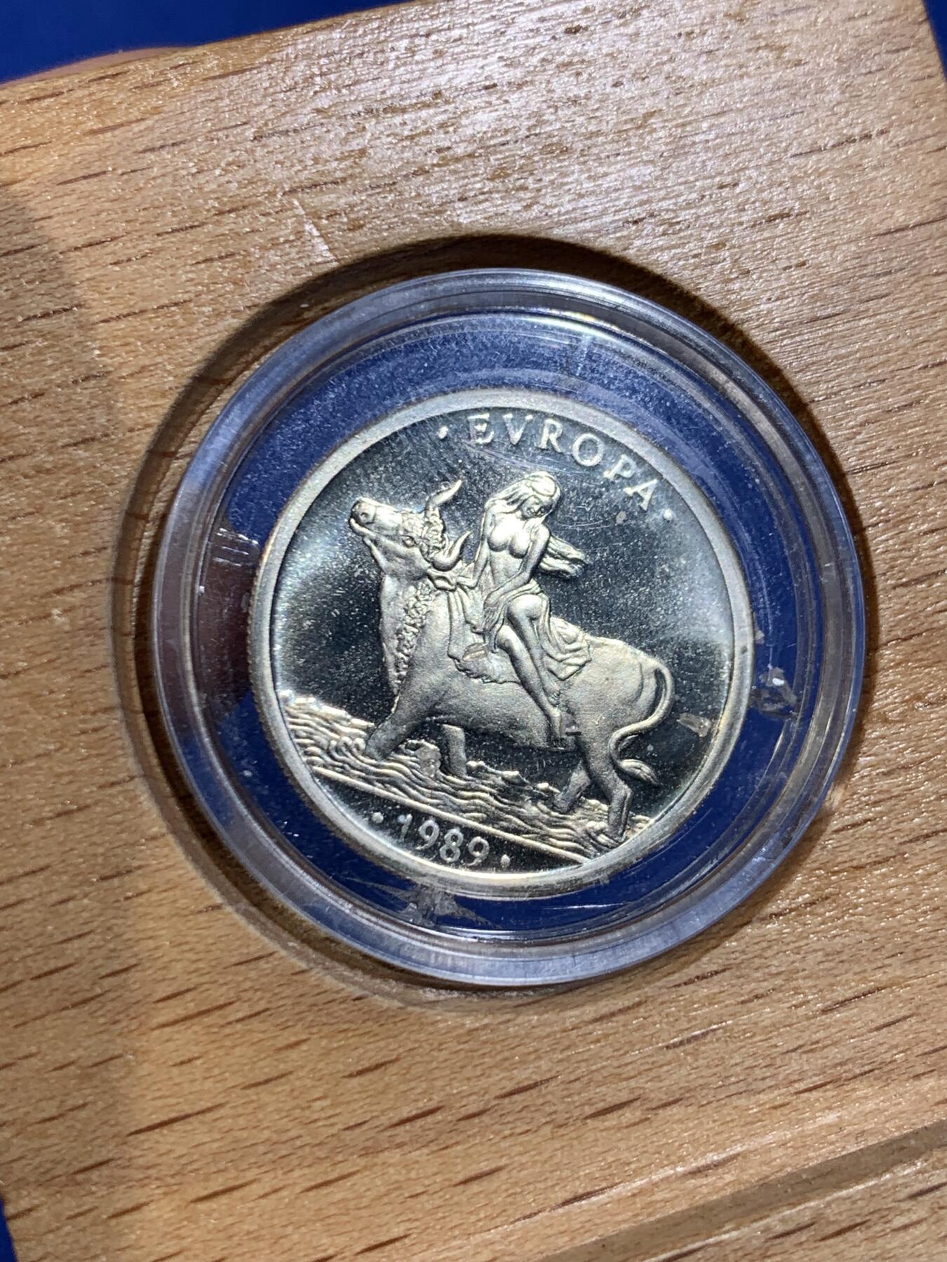 《竞宝斋》第441场 周日，周一，2场连拍 （全场包邮） 西班牙1989年1ECU银币，美女骑牛图案非常亮眼。