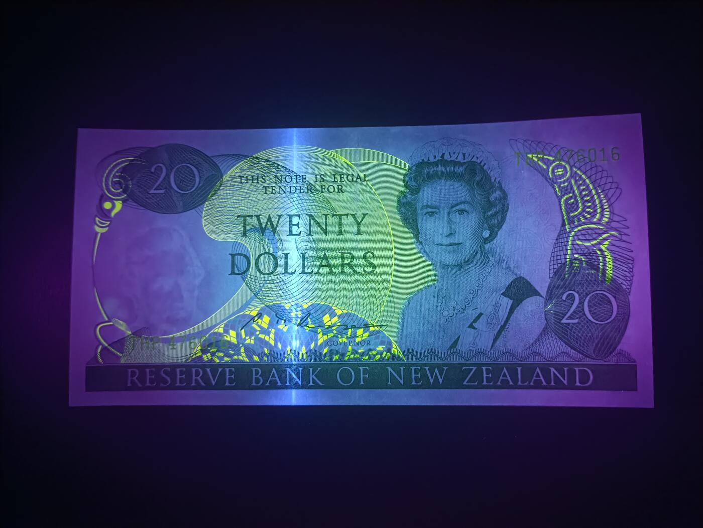 2025十一月第六期，总第204期 新西兰1985版20元UNC-，中年女王和鸽子