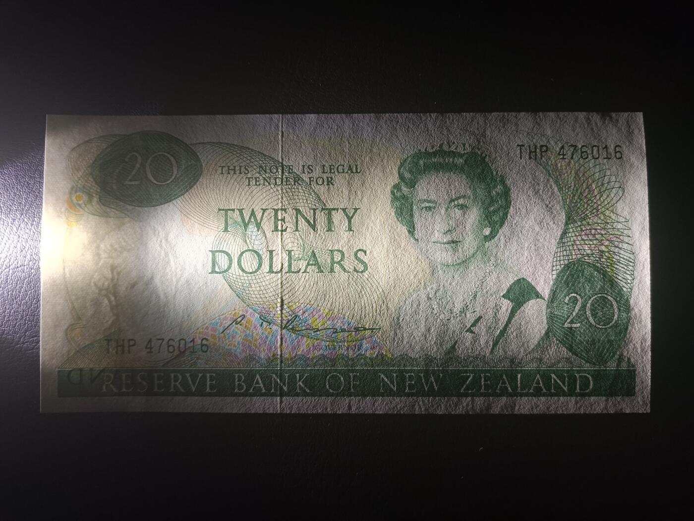 2025十一月第六期，总第204期 新西兰1985版20元UNC-，中年女王和鸽子