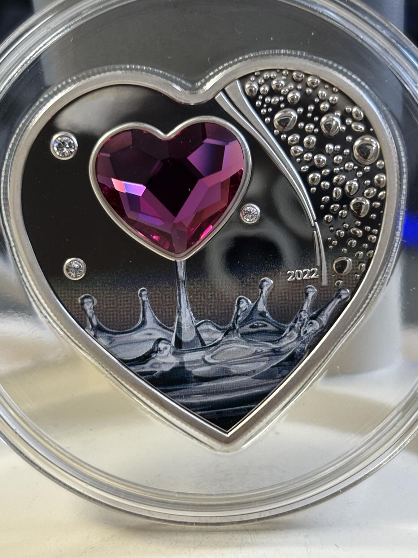 第183期拍卖 库克2022情人节浪漫爱情心形镶水晶纪念银币，999银，20克，发行2022枚，有氧化点