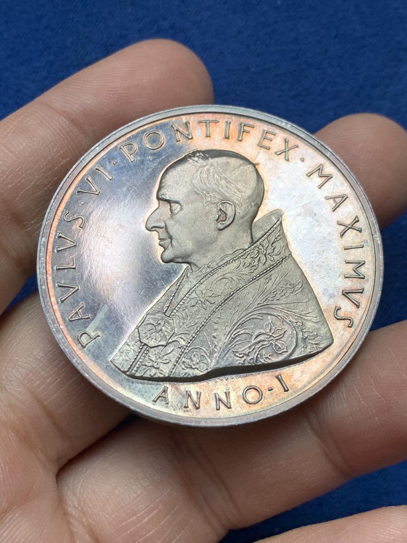 《竞宝斋》第441场 周日，周一，2场连拍 （全场包邮） 梵蒂冈教皇1943年二战时期保罗六世精制大银章，极品带彩PL镜面光感，背面带985银标，直径44.1mm，重量38.6g。