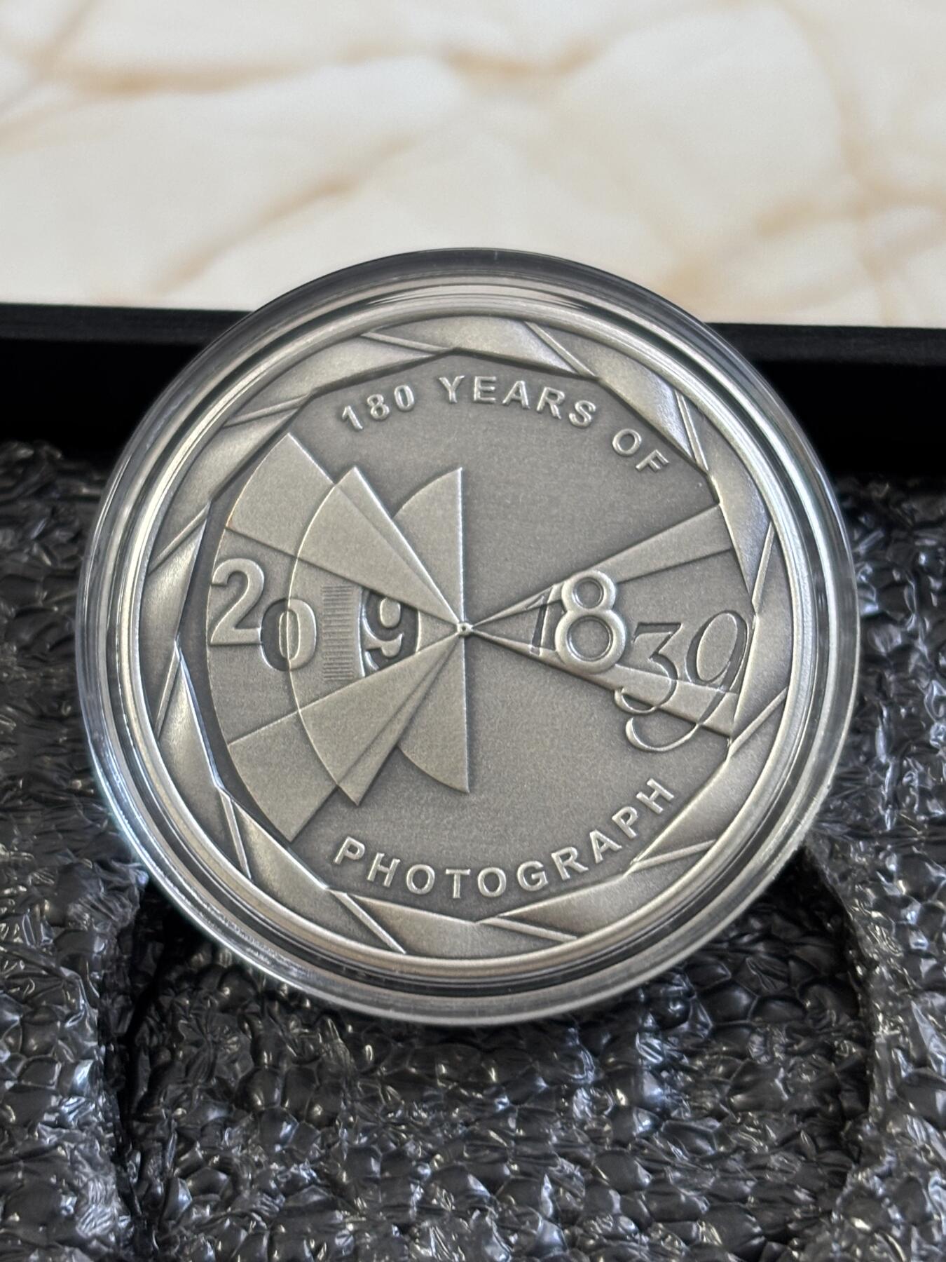 第183期拍卖 帕劳2019年相机照相术发明180周年仿古纪念银币，10克，999银，发行量999枚