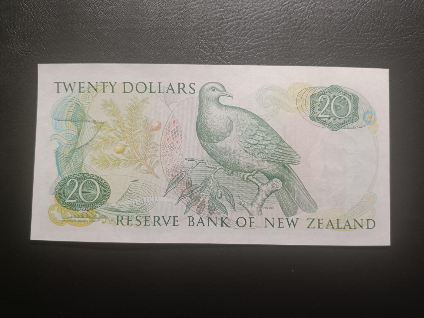 2025十一月第六期，总第204期 新西兰1985版20元UNC-，中年女王和鸽子