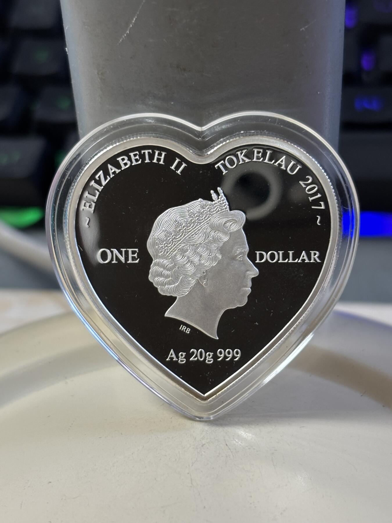 第183期拍卖 托克劳2017年爱情的见证情人节玫瑰心形彩印银币，999银，20克，发行量1000枚