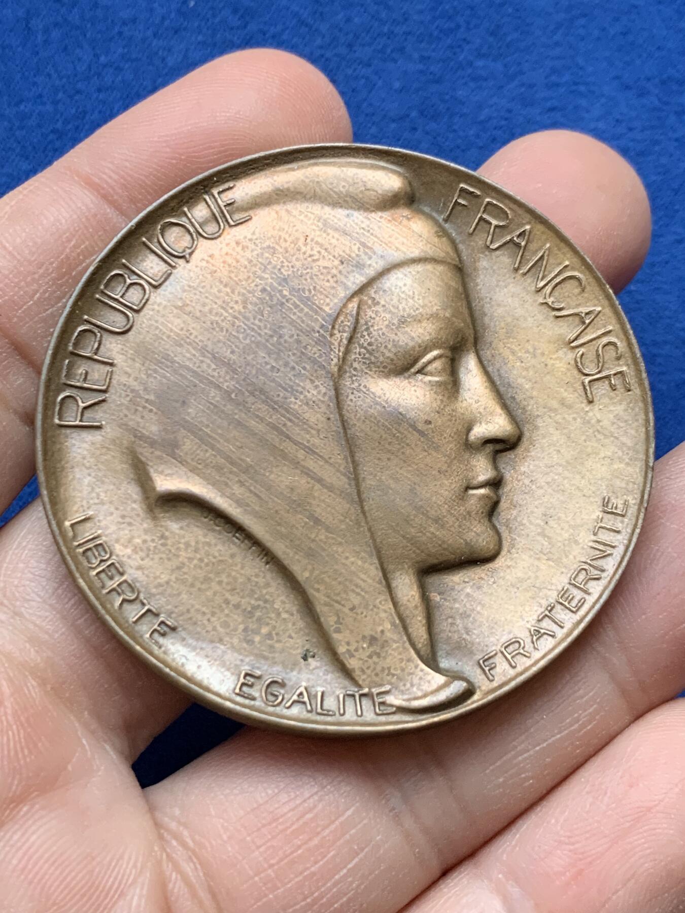 《竞宝斋》第441场 周日，周一，2场连拍 （全场包邮） 三枚一组 外国铜章 总重约262.7克 49.5-69.8mm