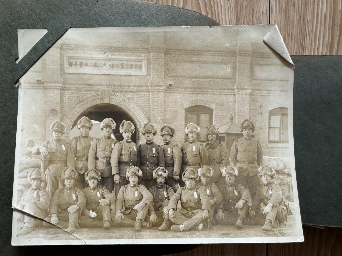 【俄甄集藏】2025年(045)12-03 星期三 晚 19:30 全场包邮 日本1931-1932年步兵联队大连出动纪念相册，历史罪证，有脱落，开裂，照片老化有部分残损，脱色，边角断裂，整本相册包含照片约49张