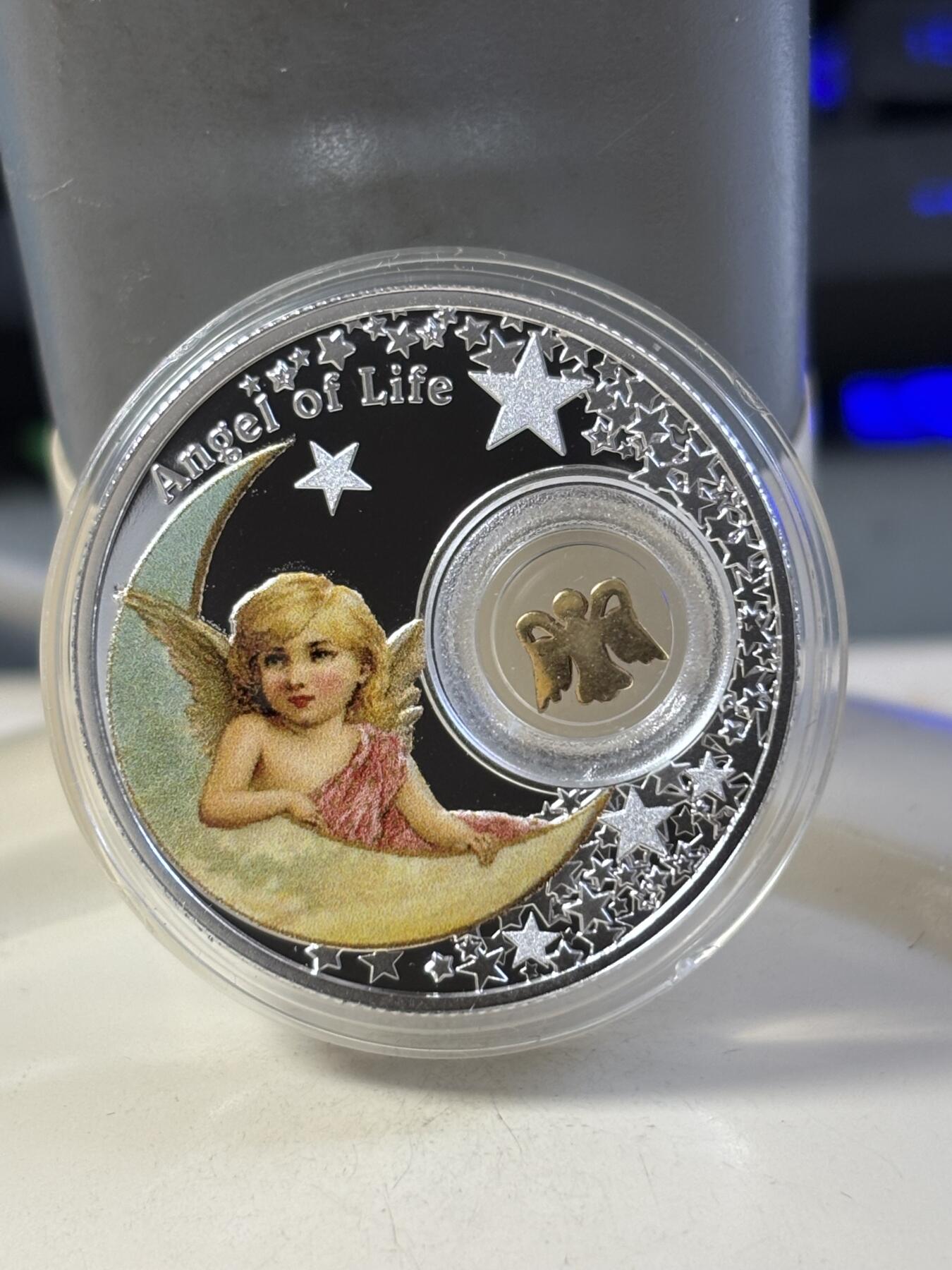 第183期拍卖 纽埃2016年生命天使镂空内嵌镀金银片彩色银币， 999银，14.14克，发行1500枚