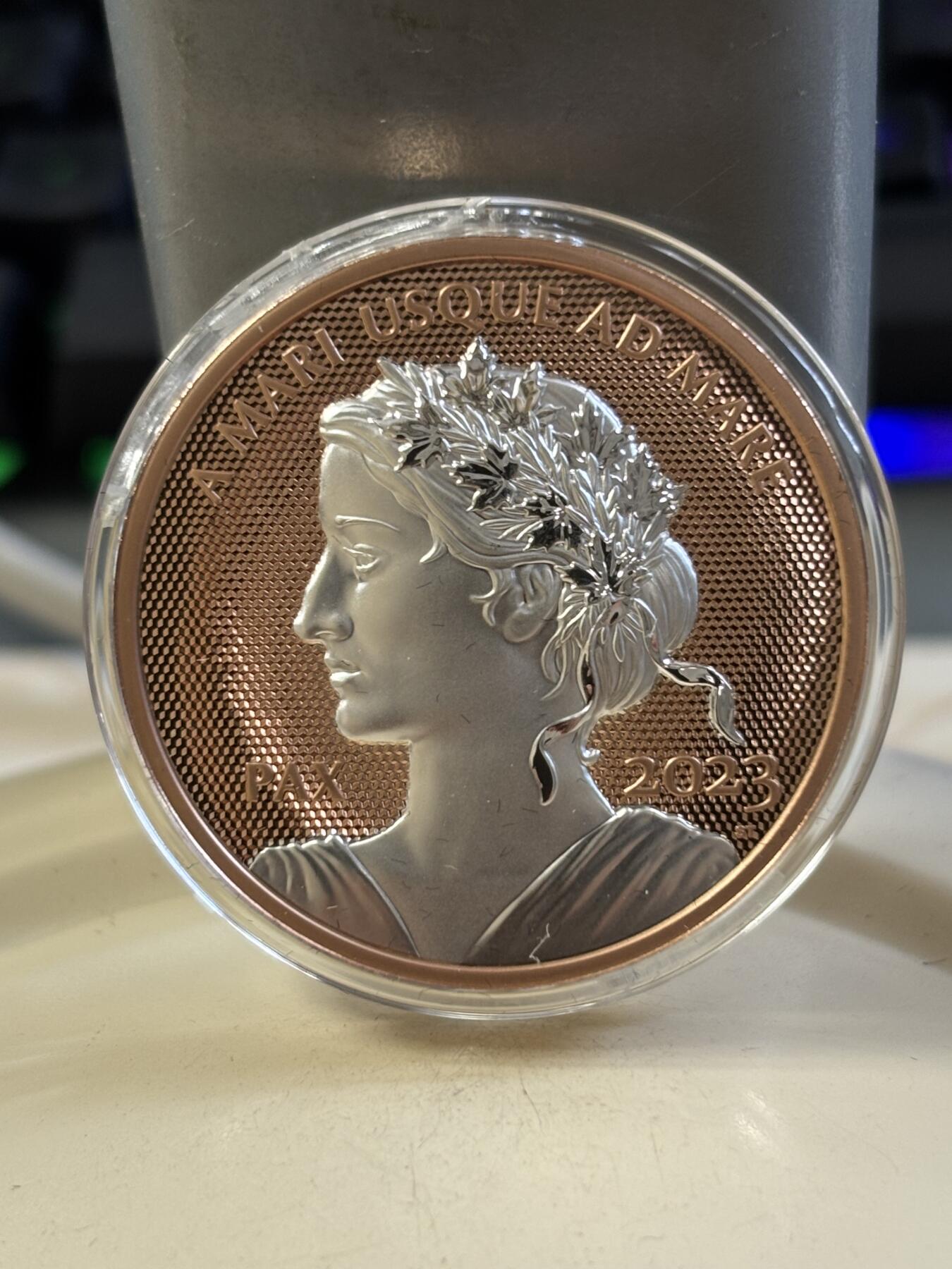 第183期拍卖 加拿大2023年和平女神局部镀玫瑰金精制纪念银币，9999银，31.39克，发行6000枚，塑料盒有破