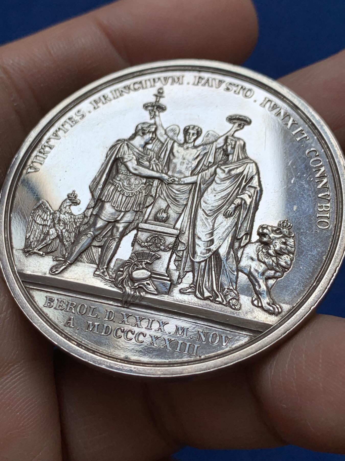 《竞宝斋》第441场 周日，周一，2场连拍 （全场包邮） 1823 德国普鲁士王国腓特烈.威廉三世与巴伐利亚公主伊丽莎白·卢多维卡结婚大银章 整体一枚直径47.2mm 42.3克 精美绝伦