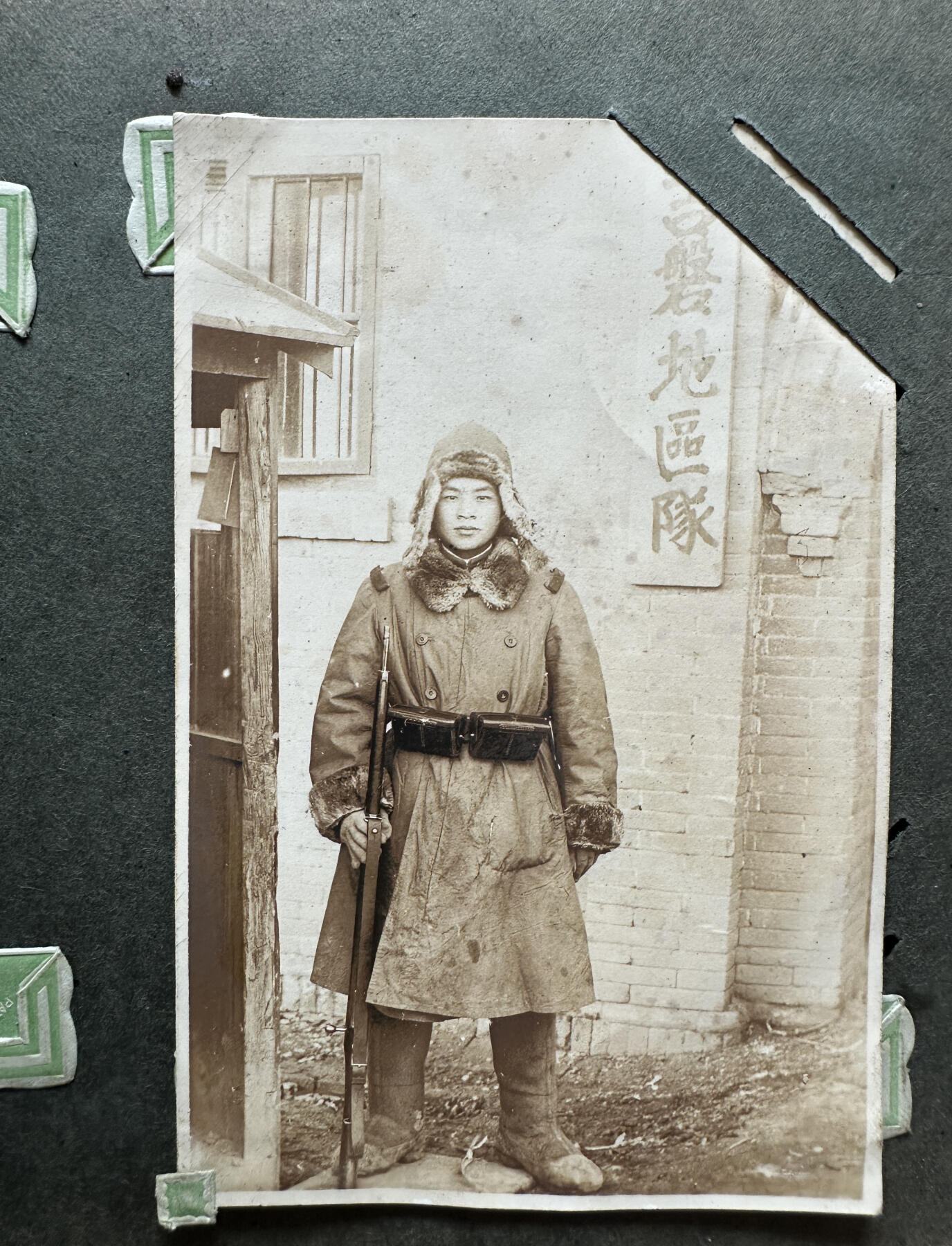 【俄甄集藏】2025年(045)12-03 星期三 晚 19:30 全场包邮 日本1931-1932年步兵联队大连出动纪念相册，历史罪证，有脱落，开裂，照片老化有部分残损，脱色，边角断裂，整本相册包含照片约49张