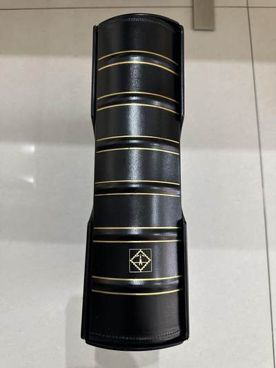 《外钞收藏家》第五百八十七期（精选场）（本平台长期征集拍品、欢迎藏友们联系合作） - 灯塔G系列评级币册子一本 非常厚实 接近全新 包含内页