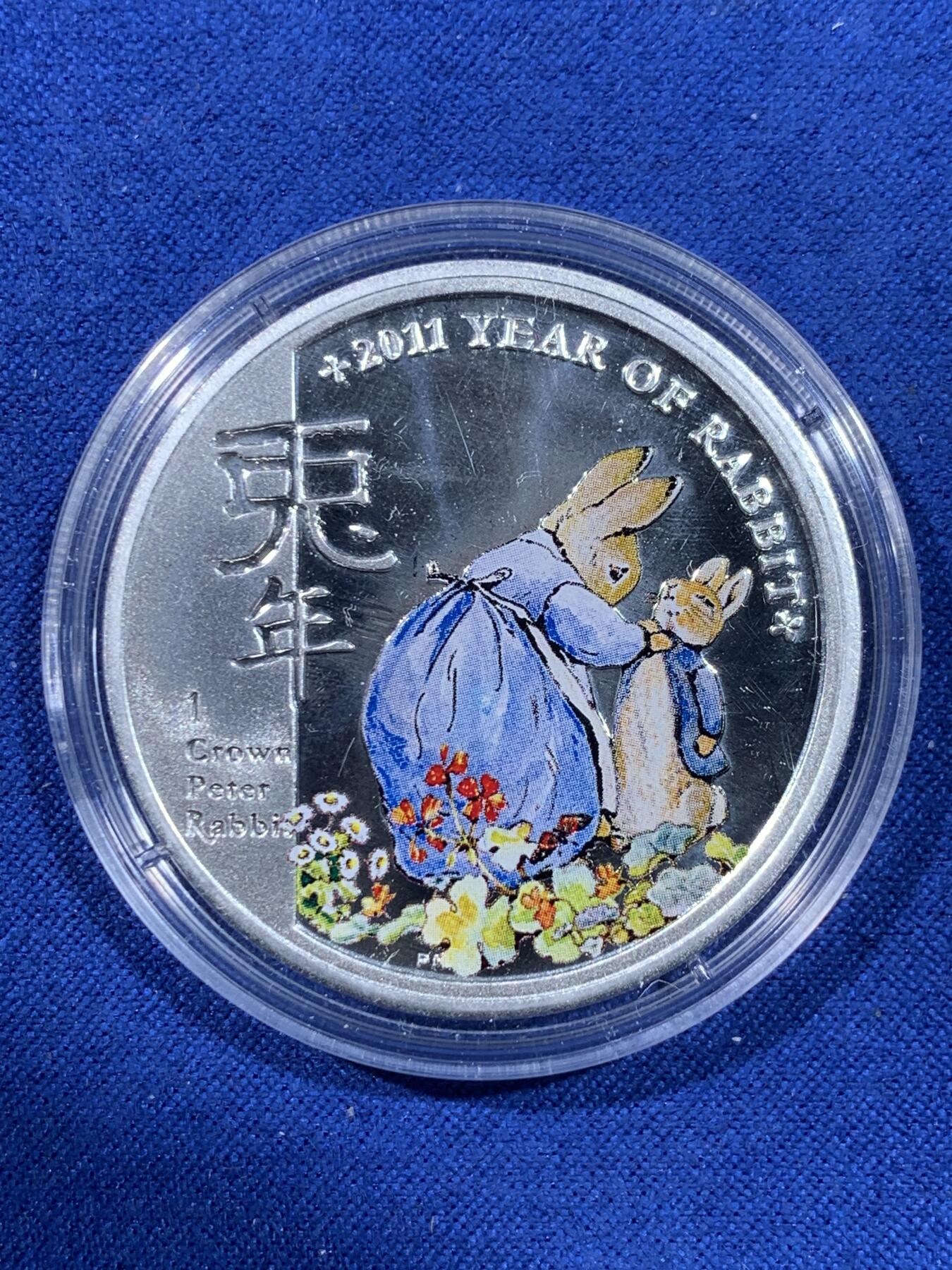 《竞宝斋》第441场 周日，周一，2场连拍 （全场包邮） 英属马恩岛 2011年 1克朗 彼得兔系列生肖兔彩色银币 完整的小型卡包设计，证书附件齐全，世面多见铜镍币，银币极少，兔迷的不二选择