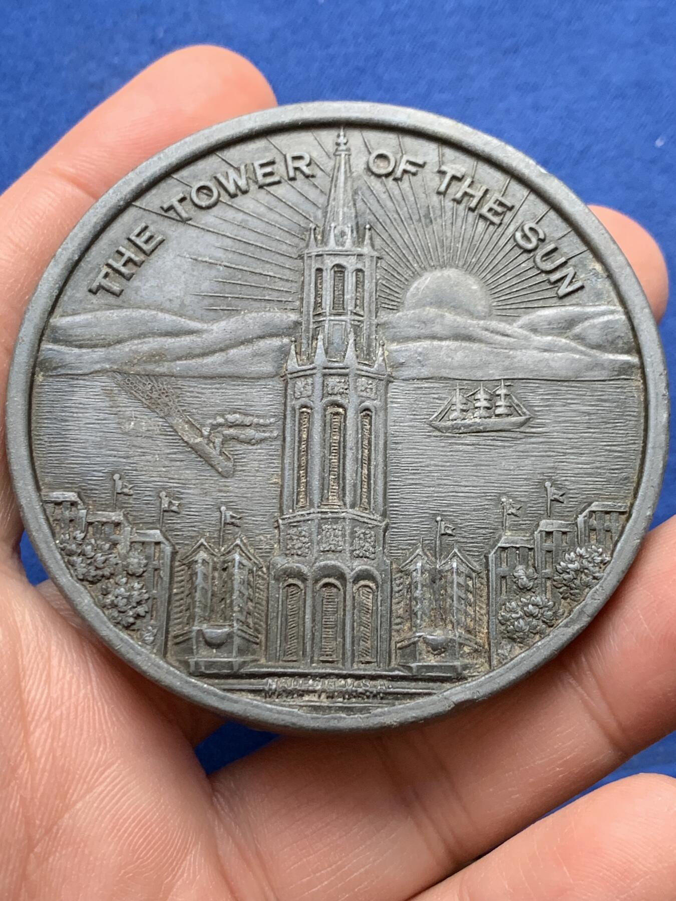 《竞宝斋》第441场 周日，周一，2场连拍 （全场包邮） 美国二战时期1939年旧金山湾金门国际博览会纪念合金大章，正面美国标志太阳灯塔，美国凭借一战二战获利一跃成为世界灯塔国！直径62.2mm，重量92.4g。