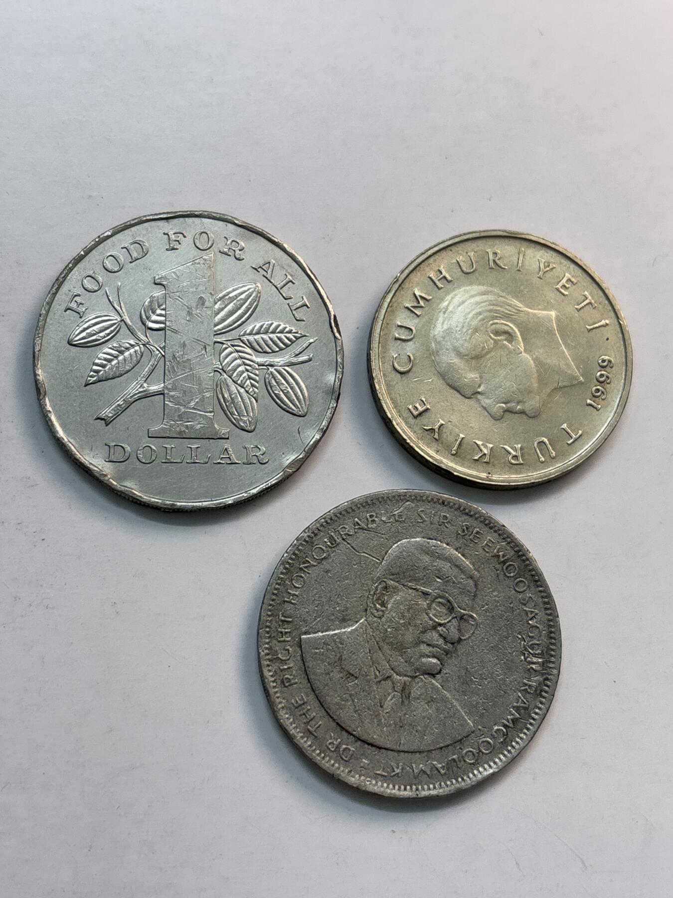 文馨钱币收藏第 282 场，【 长期接收代拍品】，加拿大老铜代用币，银币，德三系列场 毛里求斯，土耳其，特立尼达和多巴哥，其中特立尼达和多巴哥一元 FAO 大型纪念币就值十多二十块钱了，共 3 枚