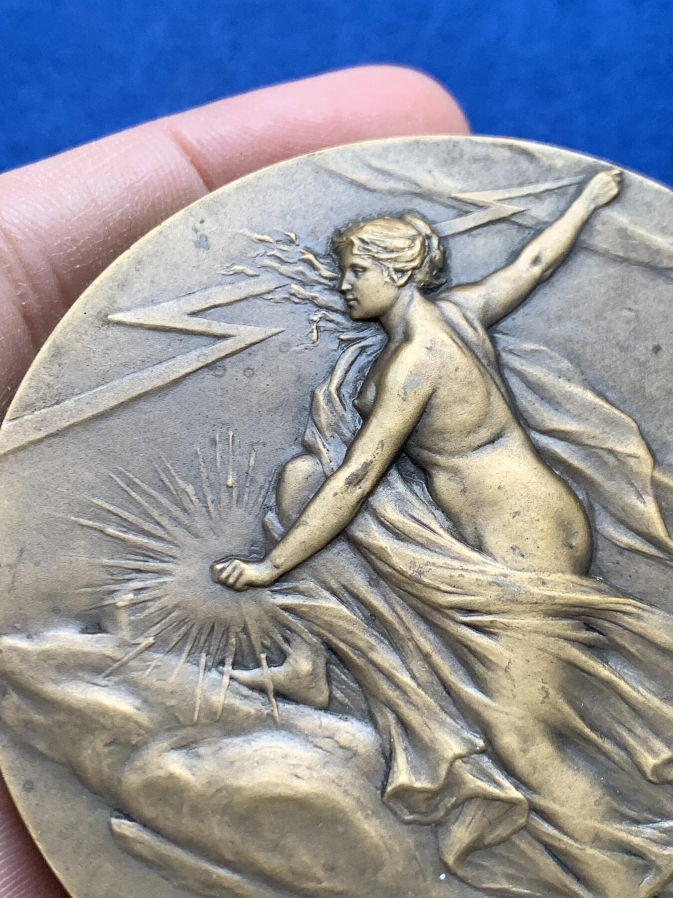 《竞宝斋》第441场 周日，周一，2场连拍 （全场包邮） 法国电力女神大铜章 带盒 120.7克 68mm 丰饶角铜标