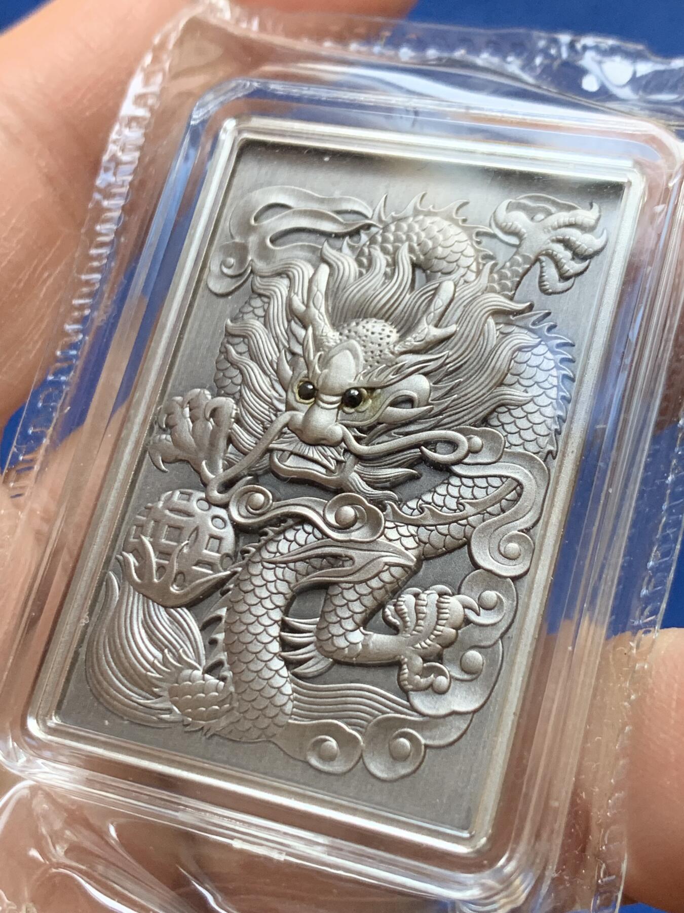 《竞宝斋》第441场 周日，周一，2场连拍 （全场包邮） 两枚一组 吉祥龍鳳方型紀念章，硫化古银+纯铜，吉祥龙凤铜章（铜硫化古银），规格30*45mm，镶嵌红宝石，中国钱币发行，发行量999枚，有证书。