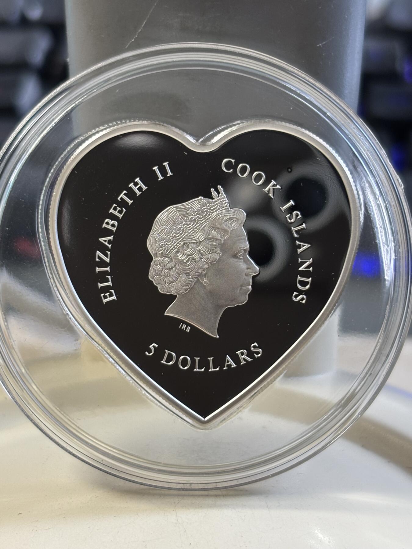 第183期拍卖 库克2022情人节浪漫爱情心形镶水晶纪念银币，999银，20克，发行2022枚，有氧化点