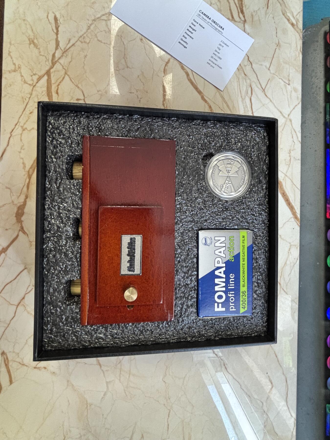 第183期拍卖 帕劳2019年相机照相术发明180周年仿古纪念银币，10克，999银，发行量999枚