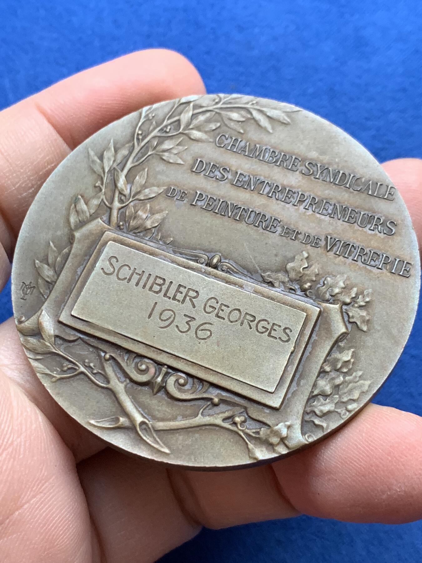 《竞宝斋》第441场 周日，周一，2场连拍 （全场包邮） 戎装玛丽安娜铜章 带盒 高浮雕 68.35克 54.5mm 三角铜标