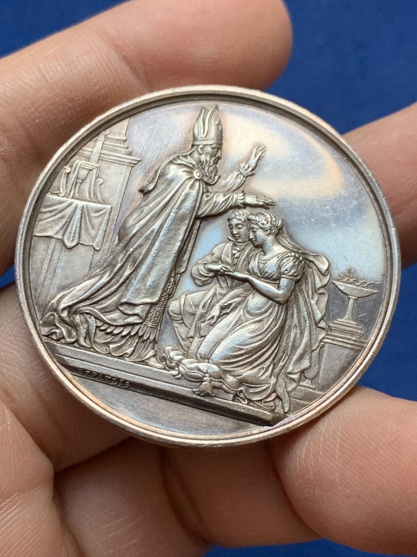 《竞宝斋》第441场 周日，周一，2场连拍 （全场包邮） 法国结婚纪念章 主教赐福 未刻字 UNC品相 32.1克 41.3mm 手指边铭